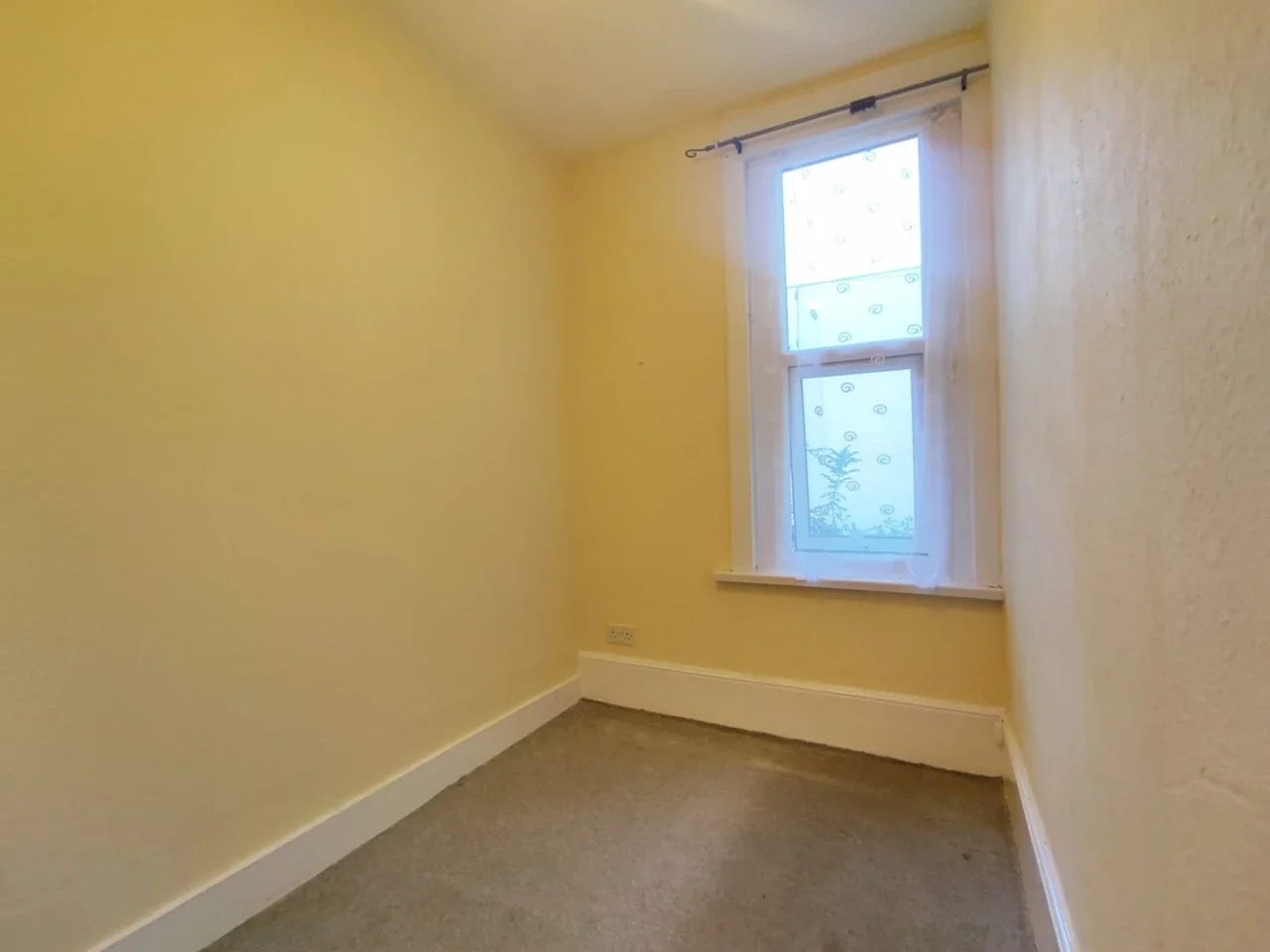 Flat Charlemont Road in Greater London