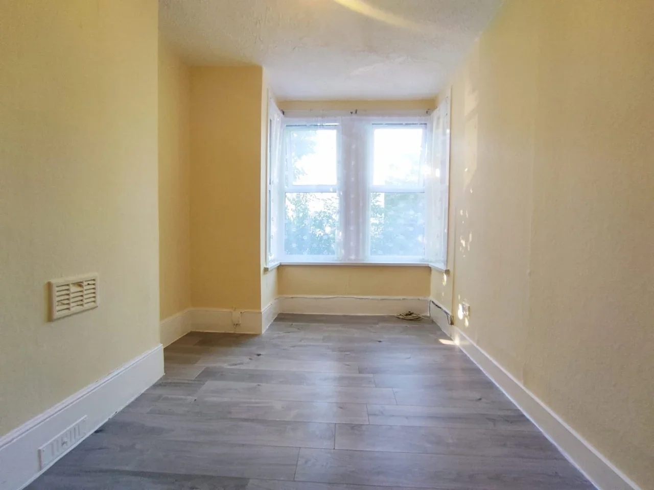 Flat Charlemont Road in Greater London