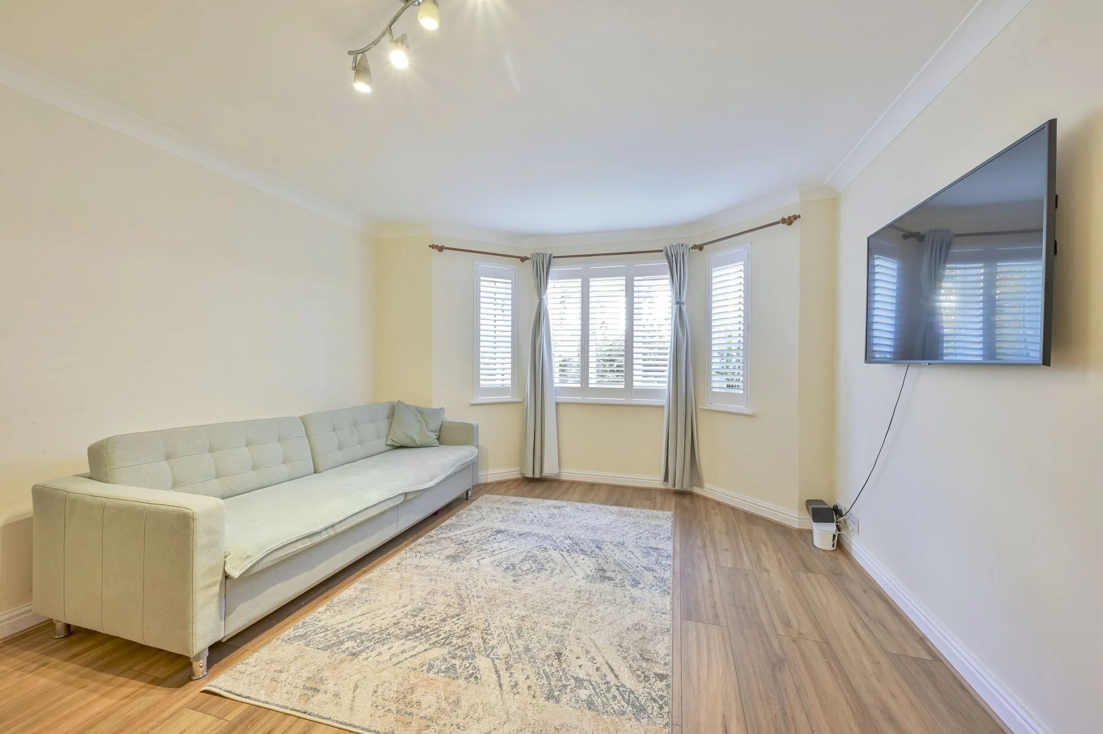 Flat Hartfield Road in Greater London