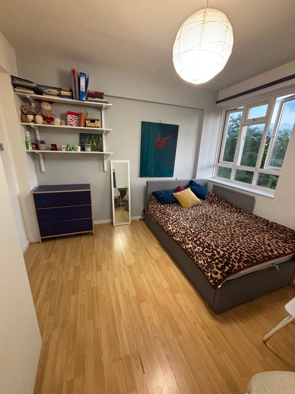 Room Dagnall Street in Greater London