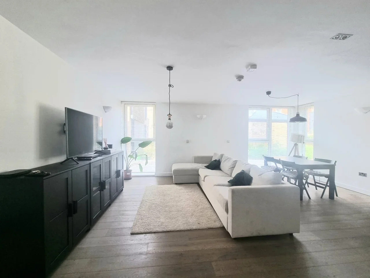 Flat Napoleon Lane in Greater London