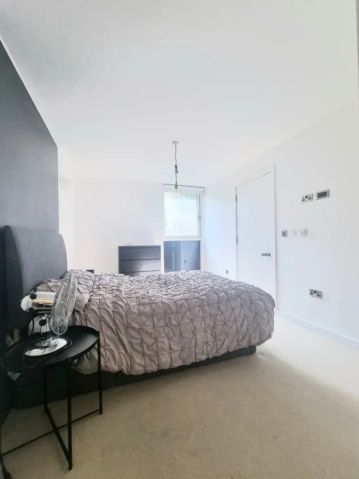 Flat Napoleon Lane in Greater London