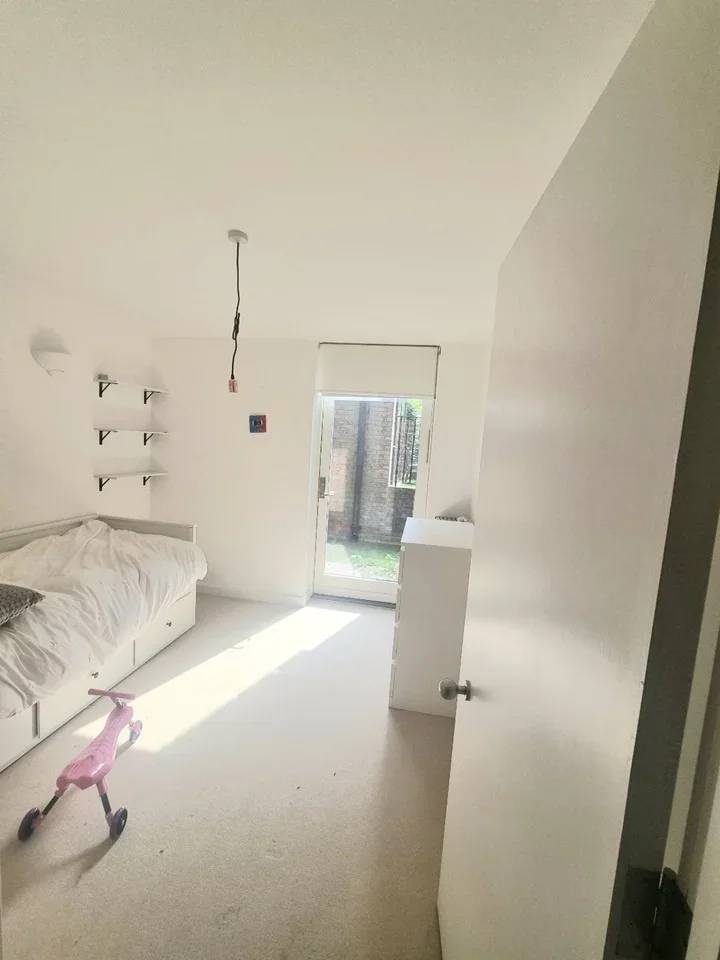 Flat Napoleon Lane in Greater London