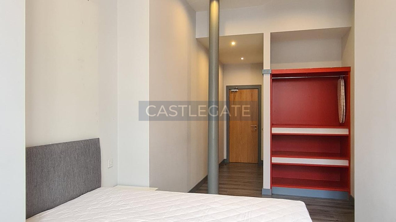 Room Half Moon Street in Huddersfield