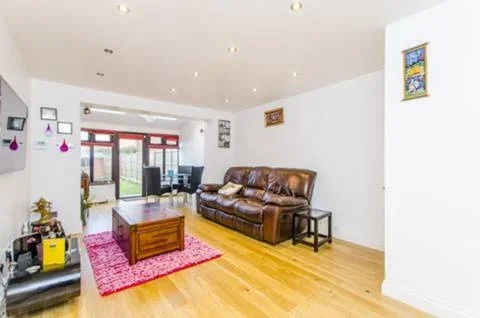 House Columbia Avenue in Greater London