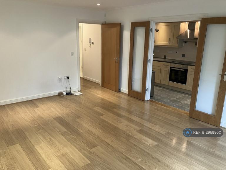 Flat Cassiobury Park Avenue in Watford