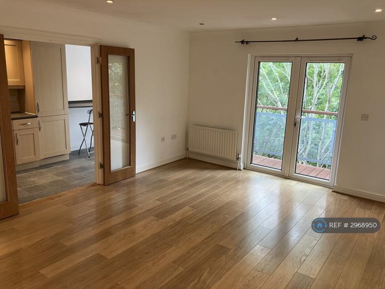 Flat Cassiobury Park Avenue in Watford