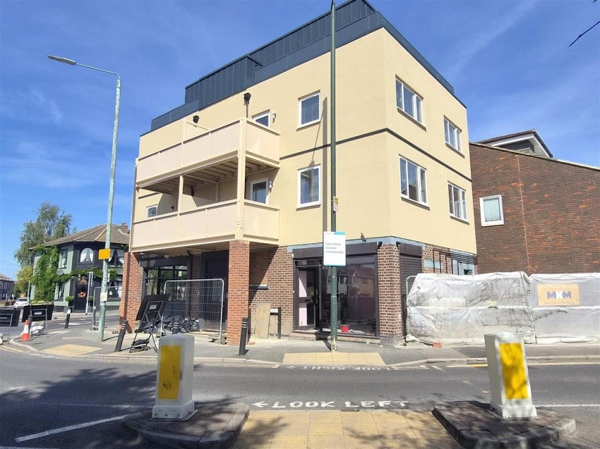 Flat Ron Green Court in Greater London
