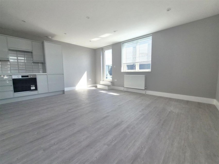 Flat Ron Green Court in Greater London