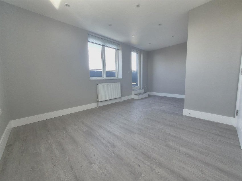 Flat Ron Green Court in Greater London