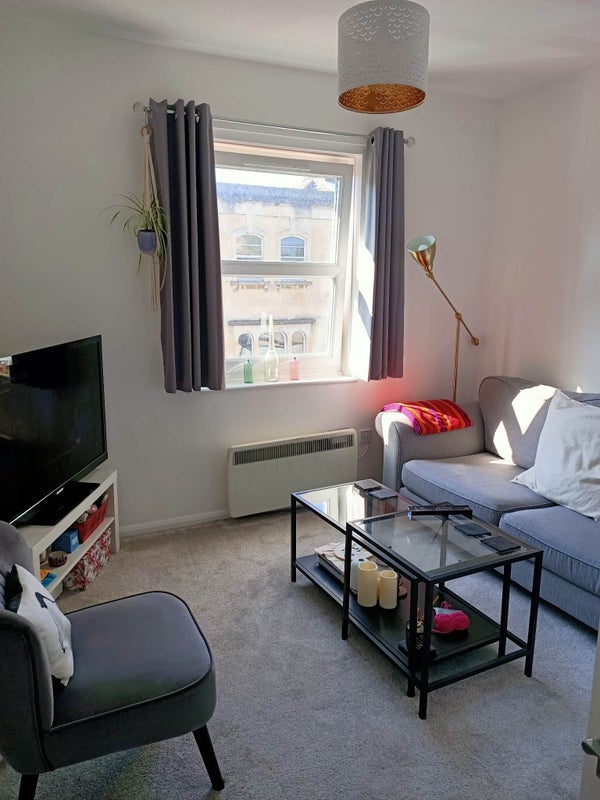 Room Alma Vale Road in Bristol