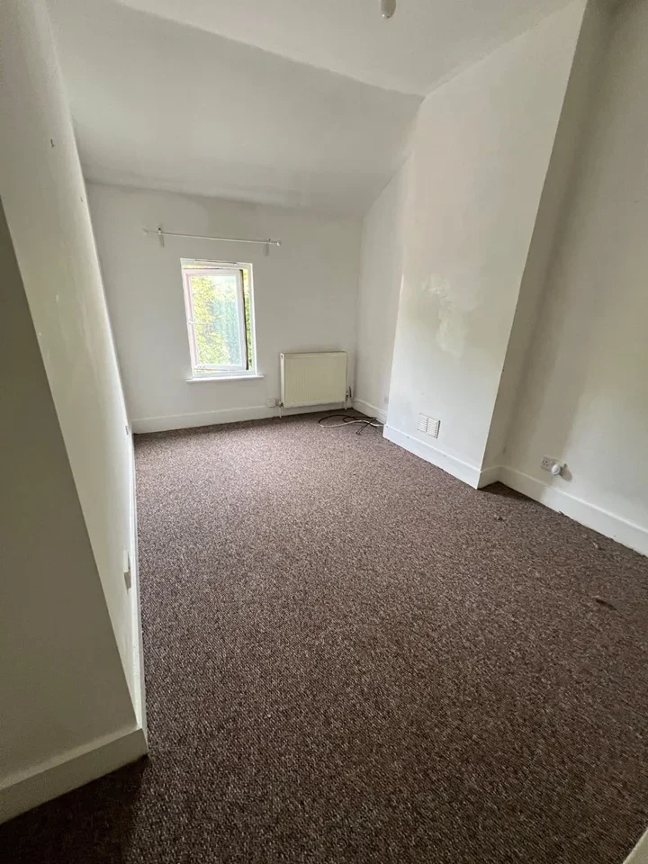 Flat Godstone Road in Greater London