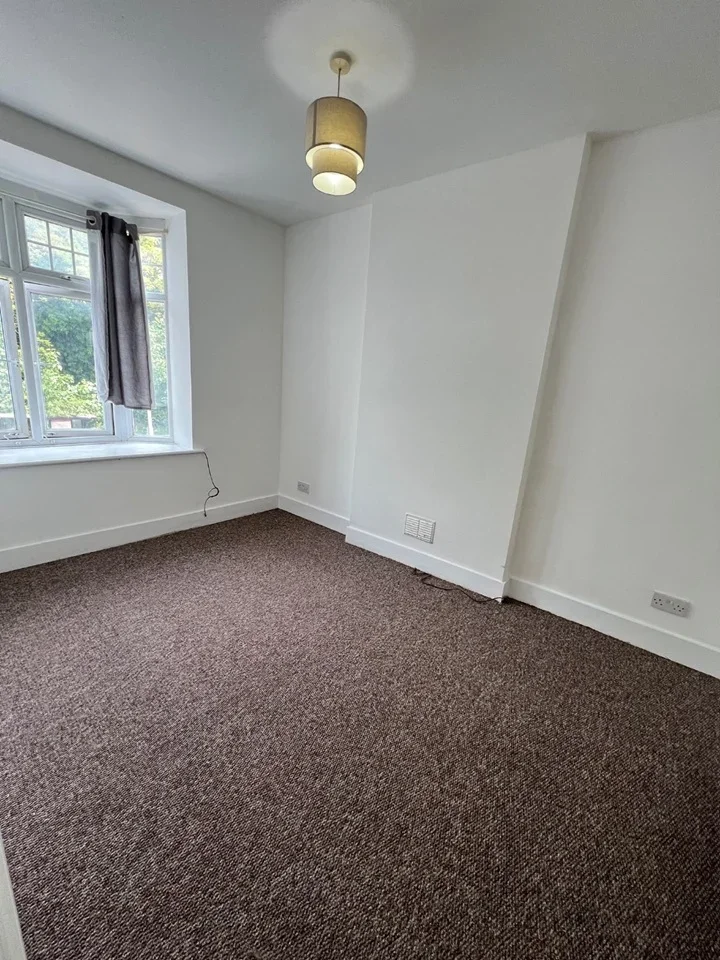 Flat Godstone Road in Greater London