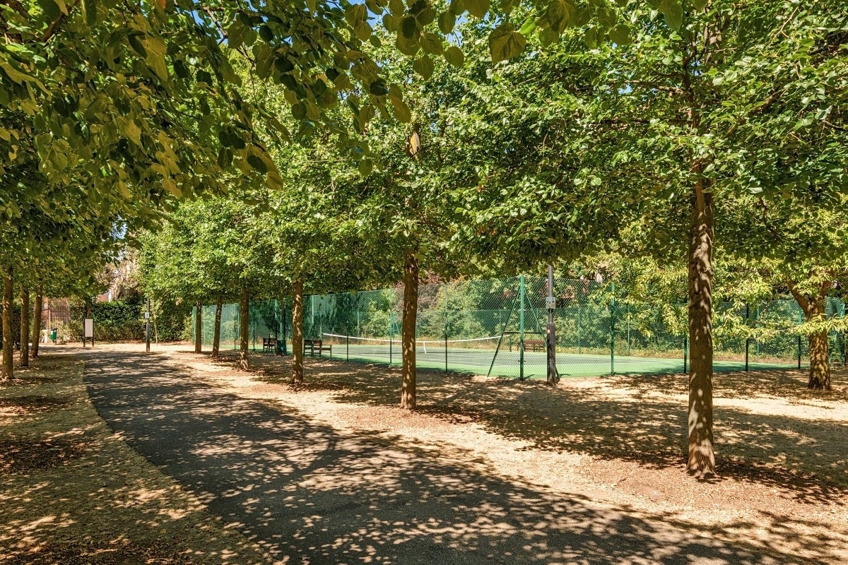Flat Coleridge Gardens in Greater London