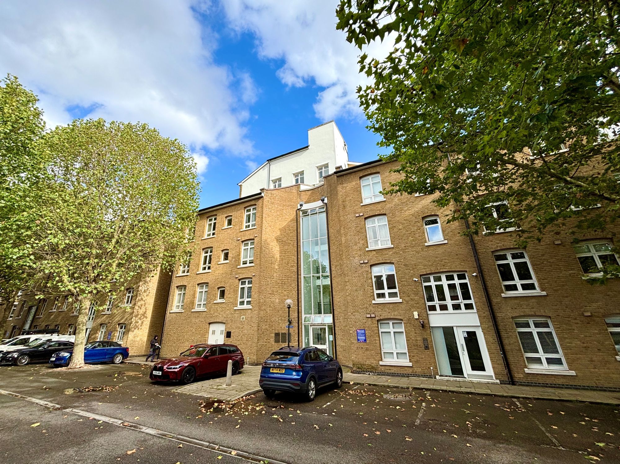 Flat Fairfield Road in Greater London