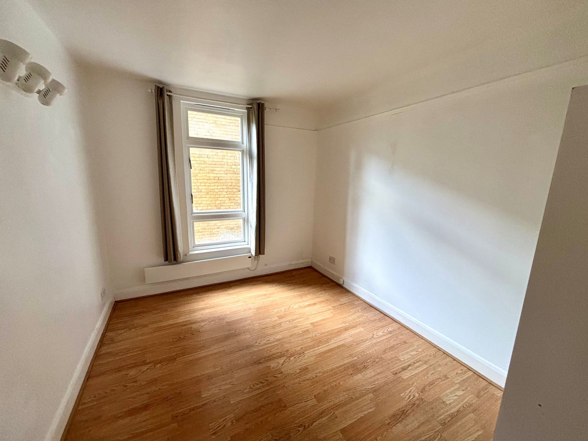 Flat Fairfield Road in Greater London