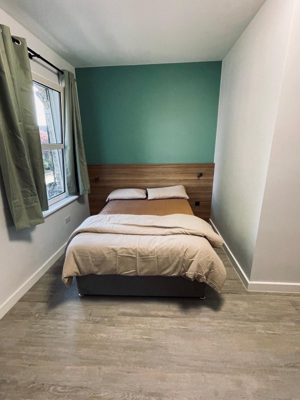 Room Merton High Street in Greater London