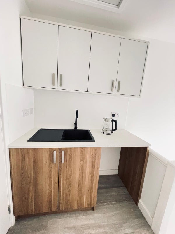 Room Merton High Street in Greater London