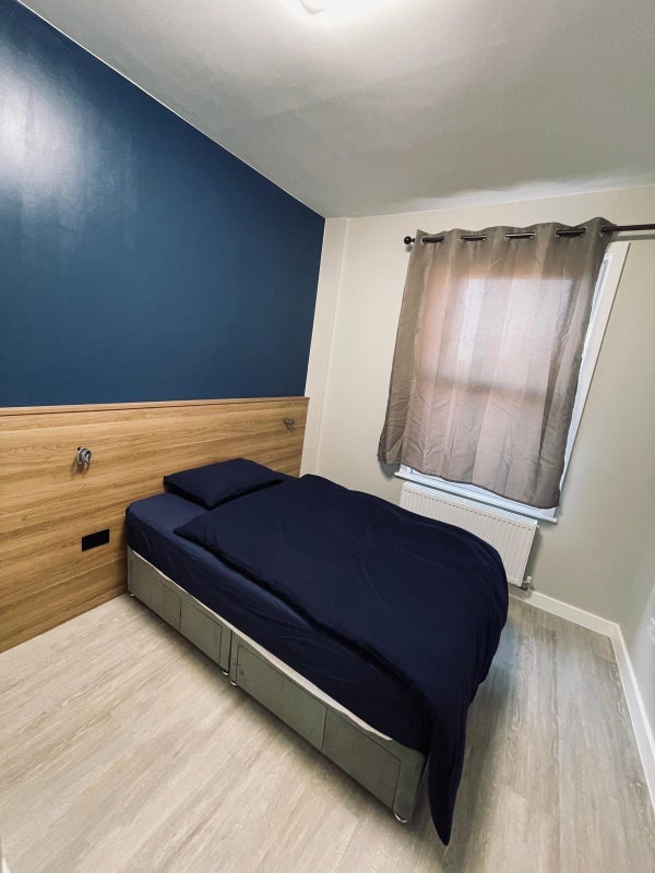 Room Merton High Street in Greater London