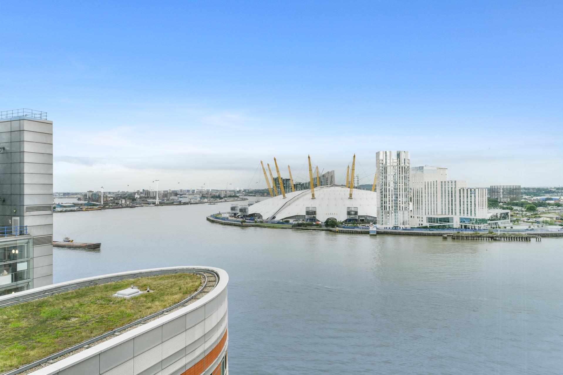Flat Fairmont Avenue in Greater London