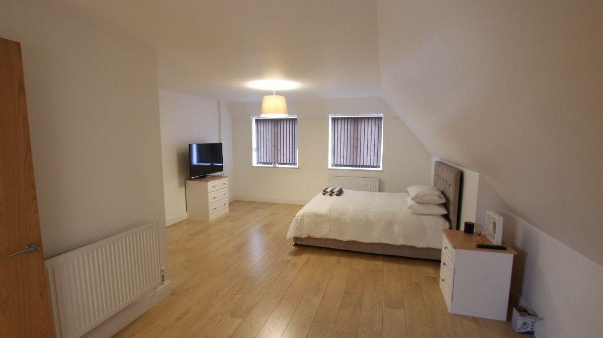 Flat Ballards Lane in Greater London