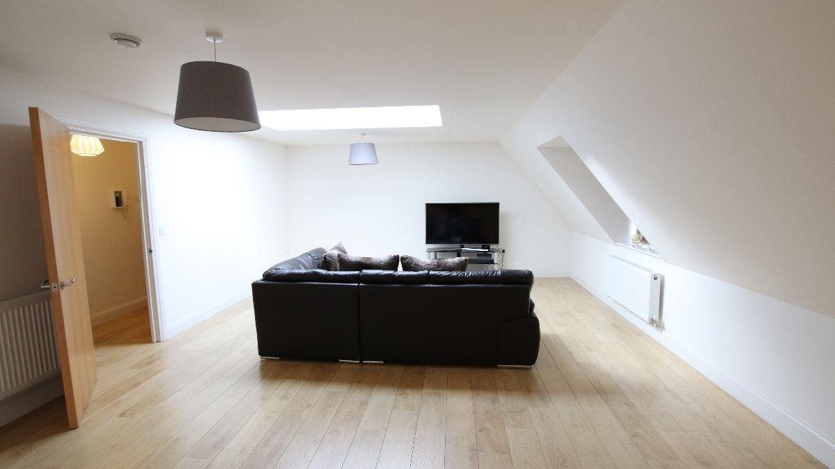 Flat Ballards Lane in Greater London