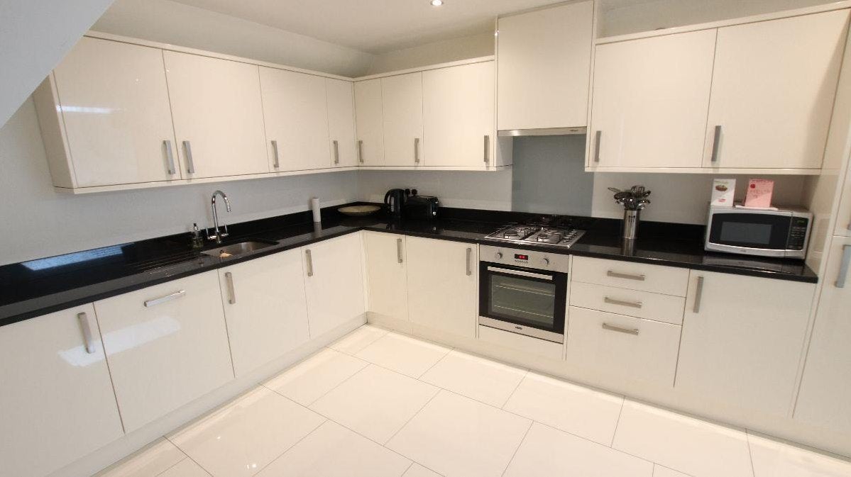 Flat Ballards Lane in Greater London