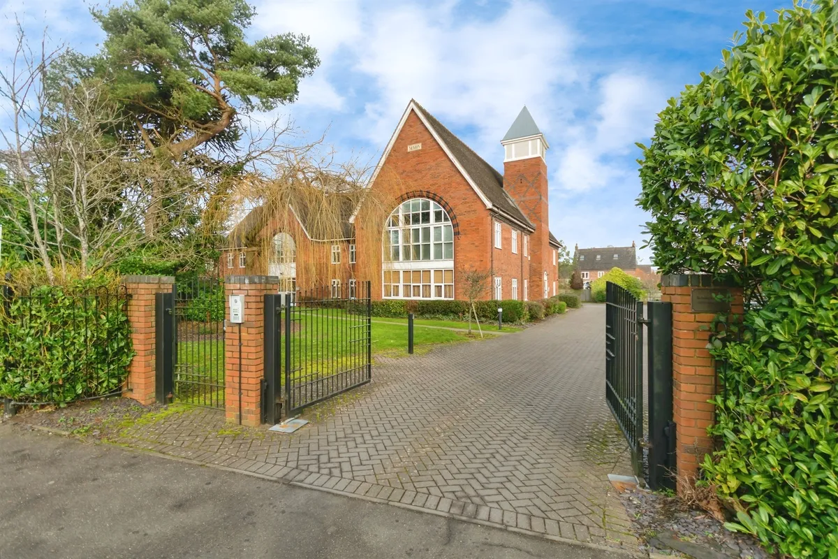 Flat Tythe Barn Lane in Shirley