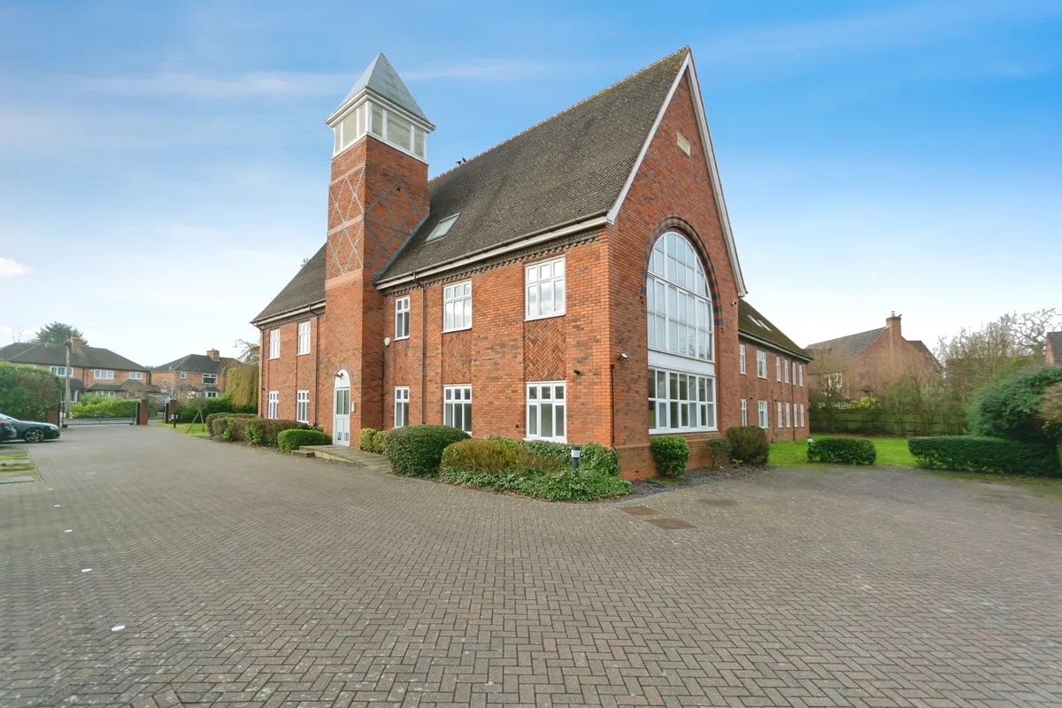 Flat Tythe Barn Lane in Shirley
