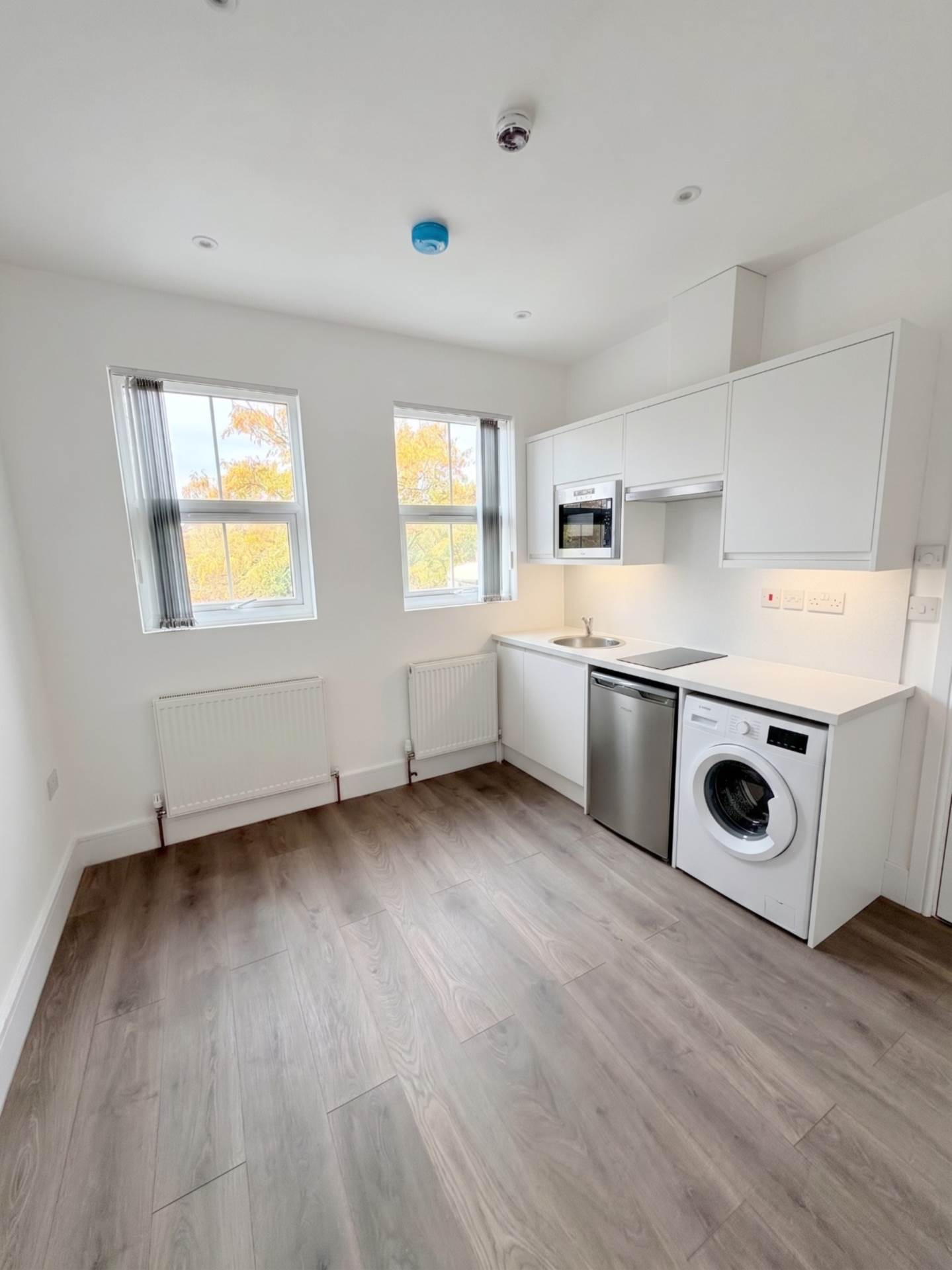 Flat Acton Lane in Greater London