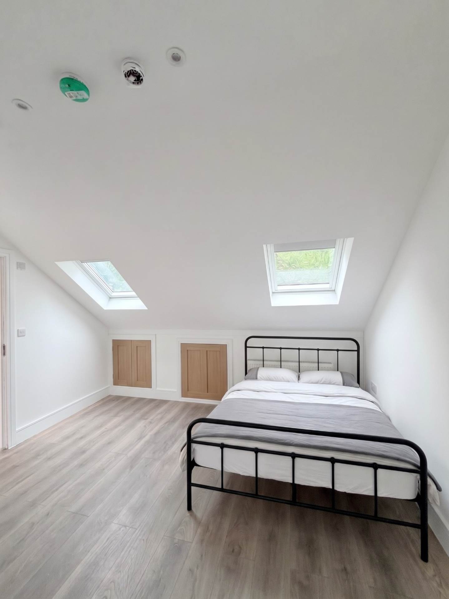 Flat Acton Lane in Greater London