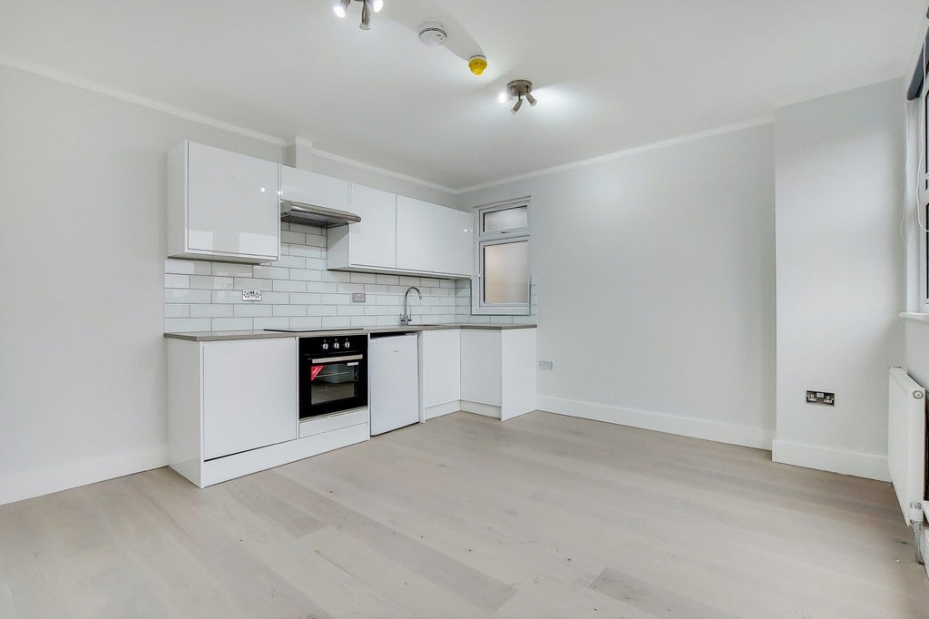 Room Golders Green Road in Greater London