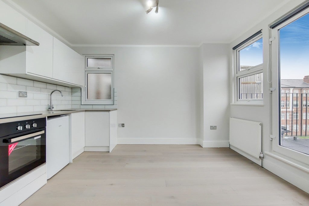 Room Golders Green Road in Greater London