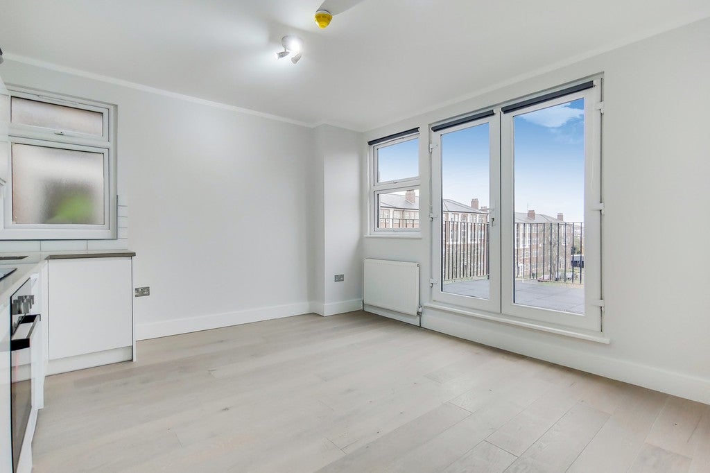 Room Golders Green Road in Greater London