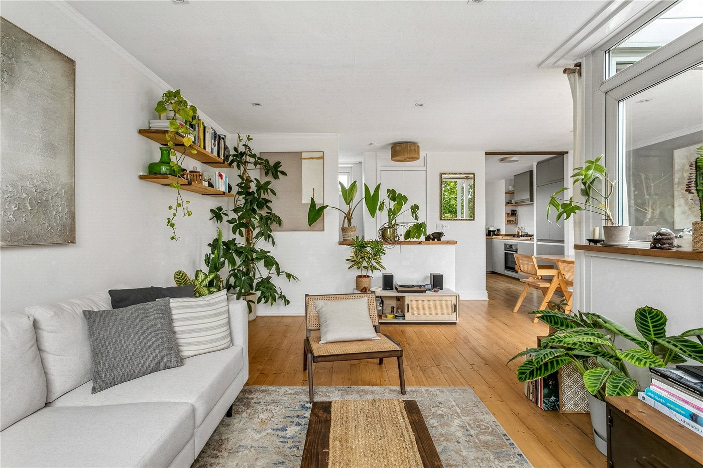 Flat Hedingham Close in Greater London
