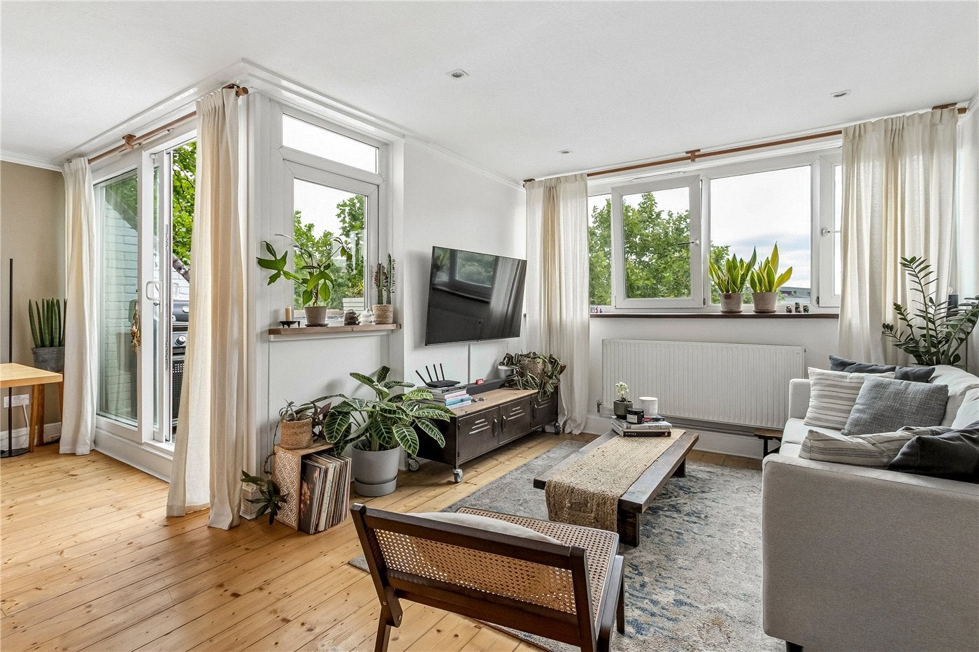 Flat Hedingham Close in Greater London