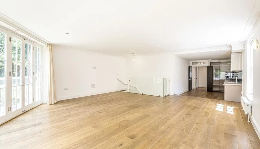 Flat Belvedere Road in Greater London