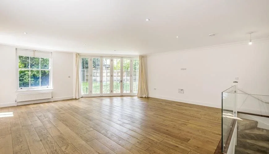 Flat Belvedere Road in Greater London