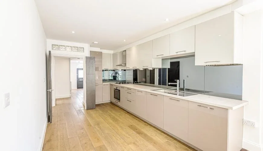 Flat Belvedere Road in Greater London