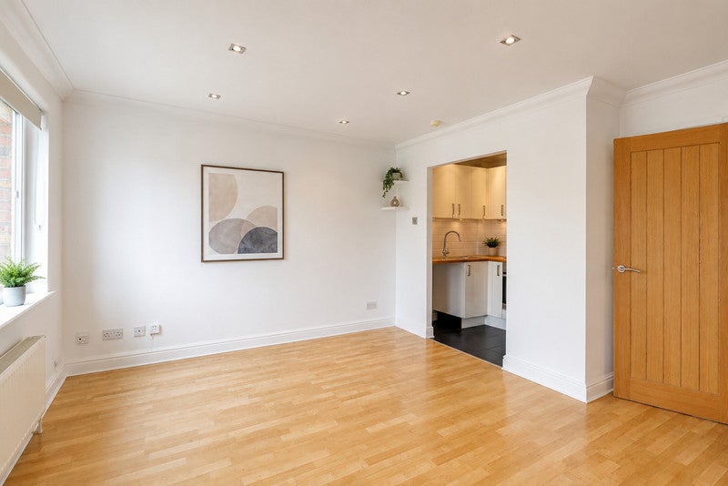 Flat Esplanade Gardens in Southend-on-Sea