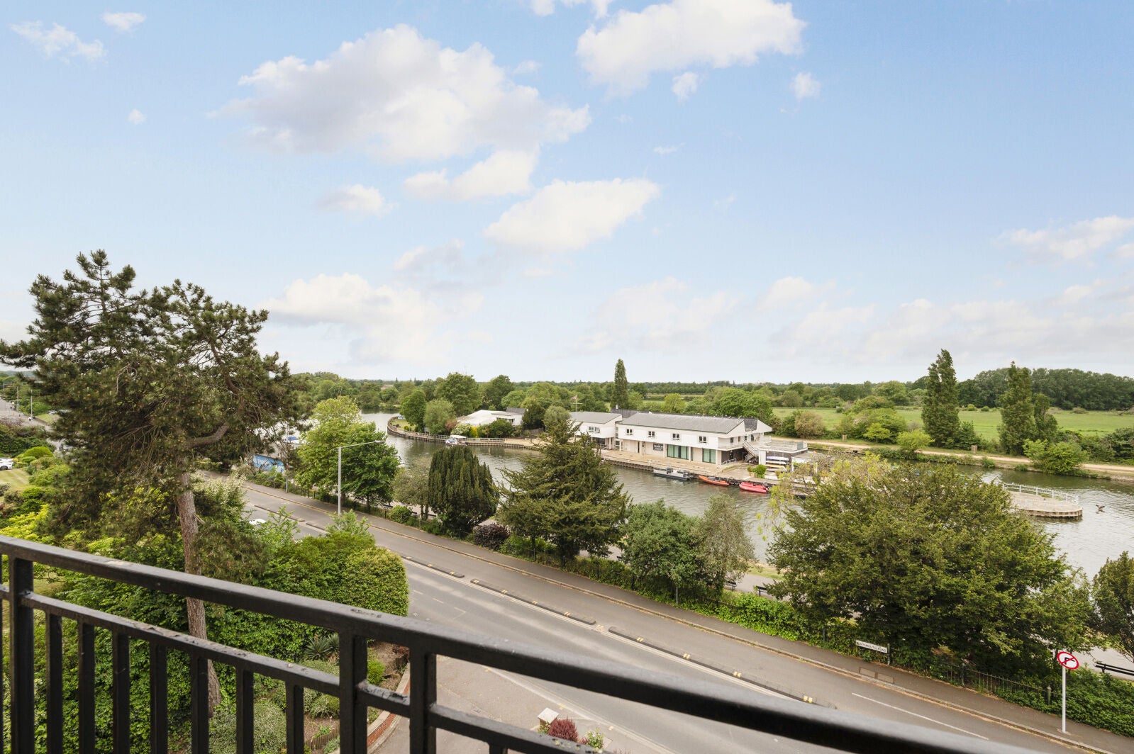 Flat Portsmouth Road in Greater London