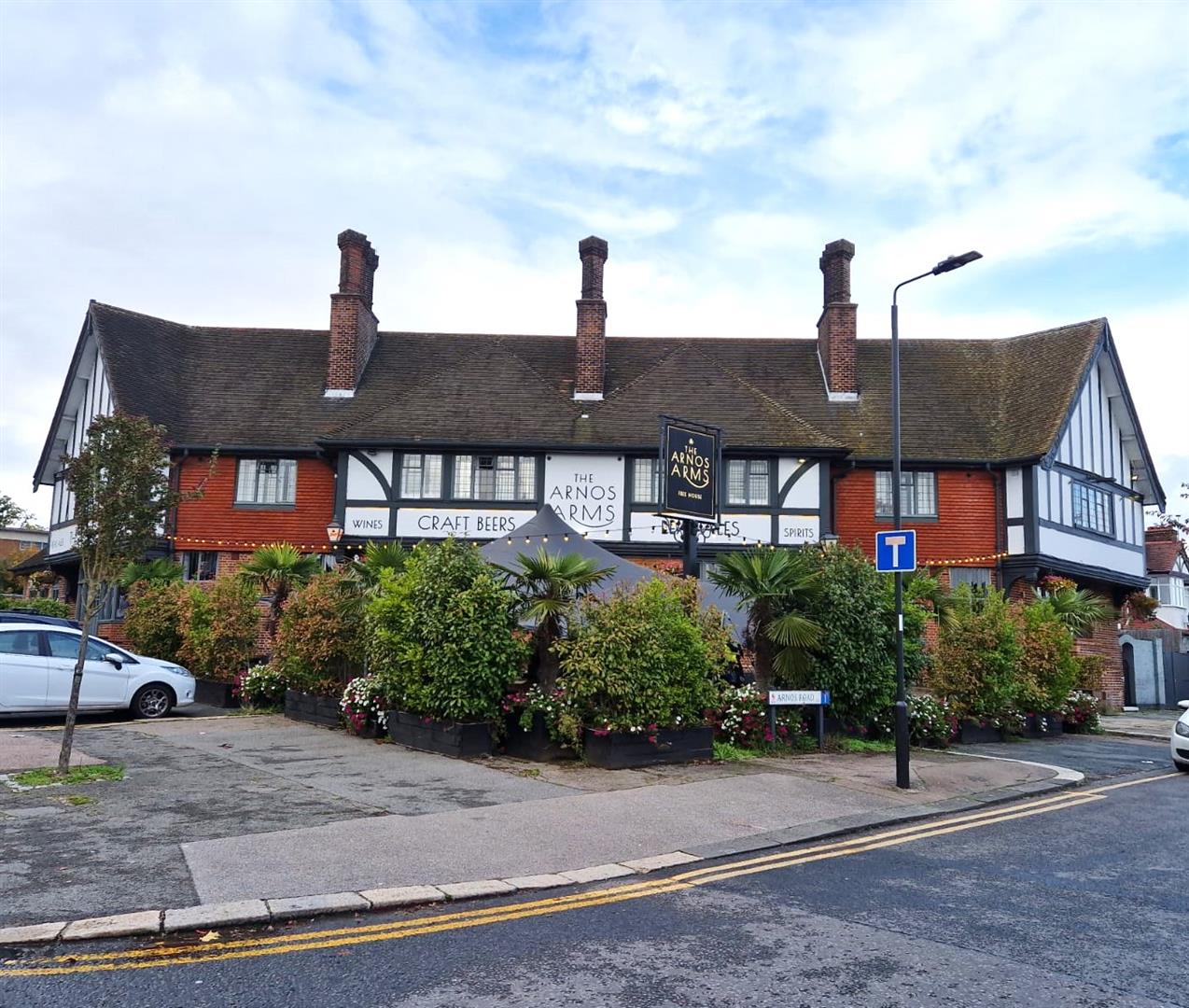 Flat Bowes Road in Greater London