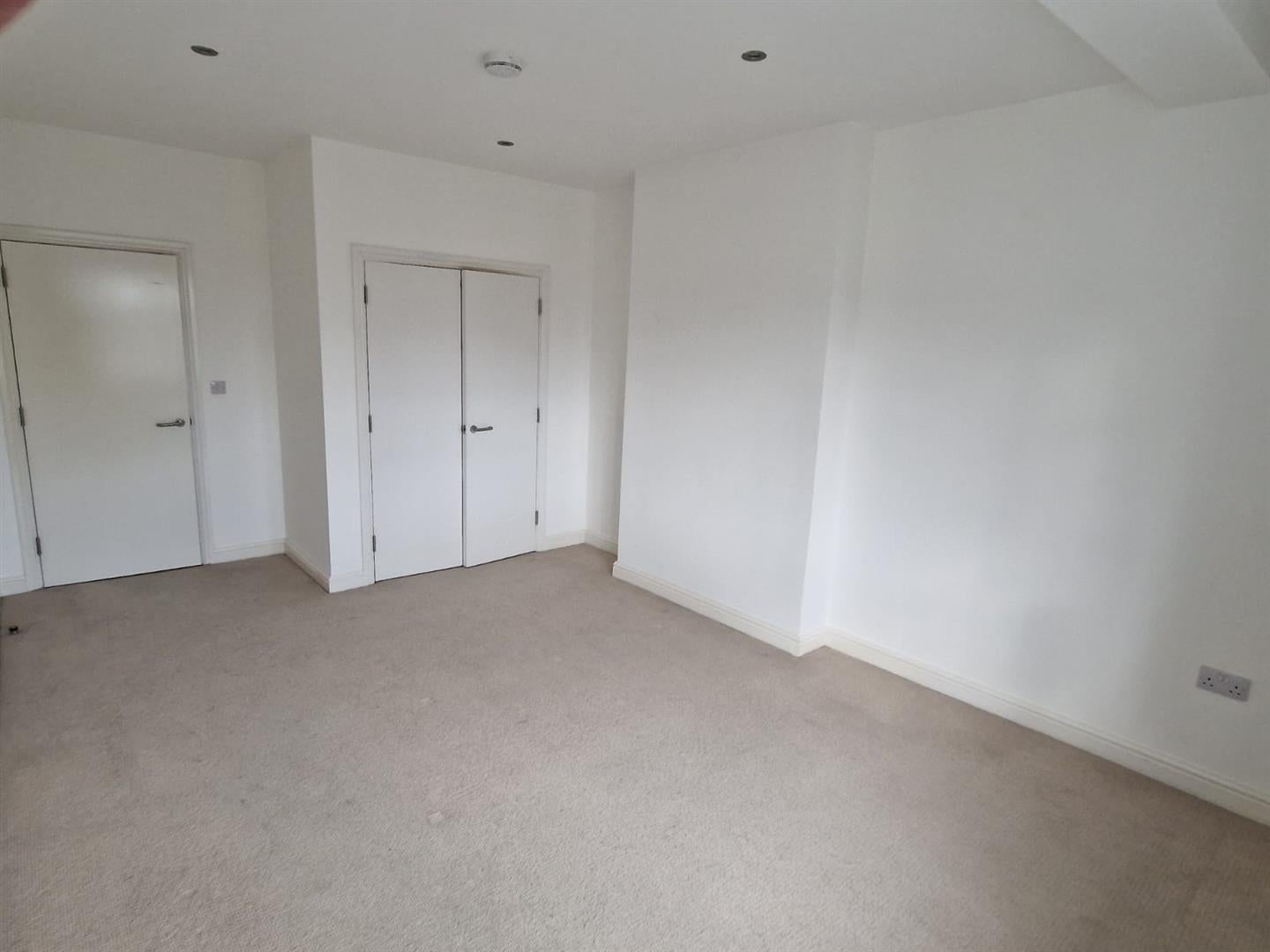 Flat Bowes Road in Greater London