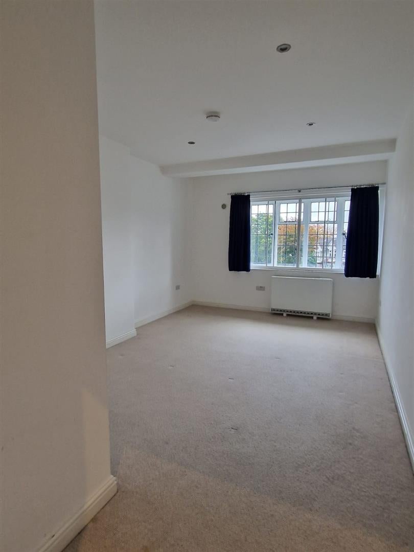 Flat Bowes Road in Greater London