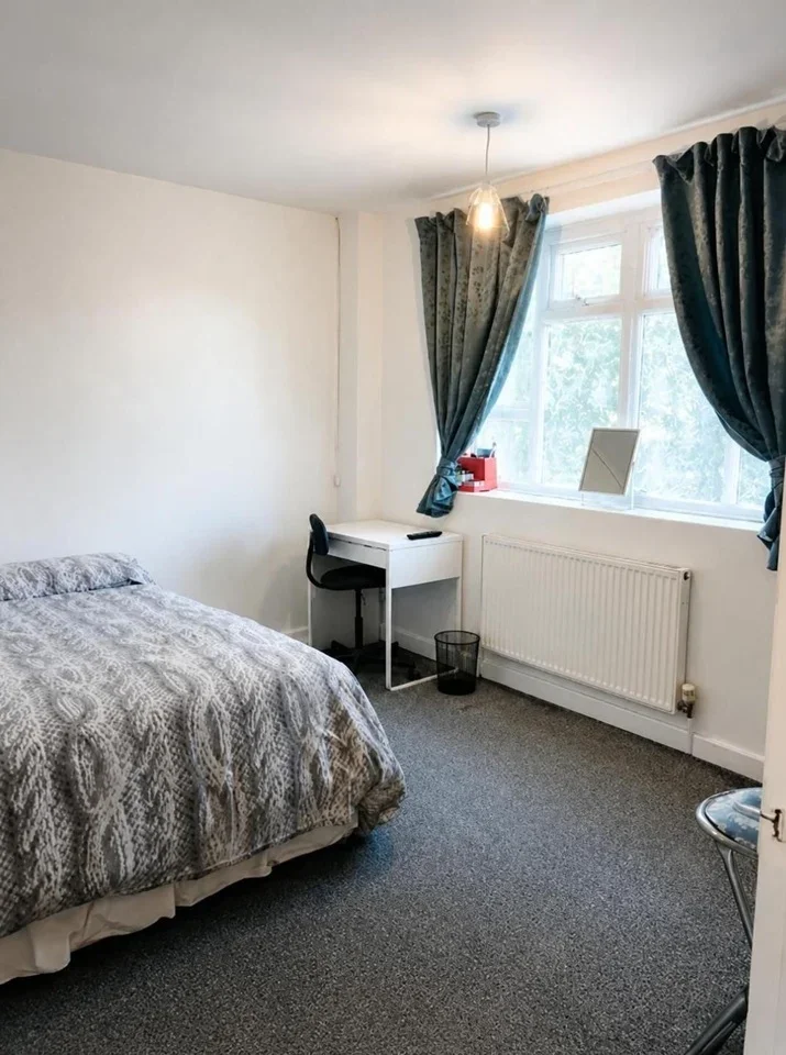 Room Oaks Avenue in Greater London