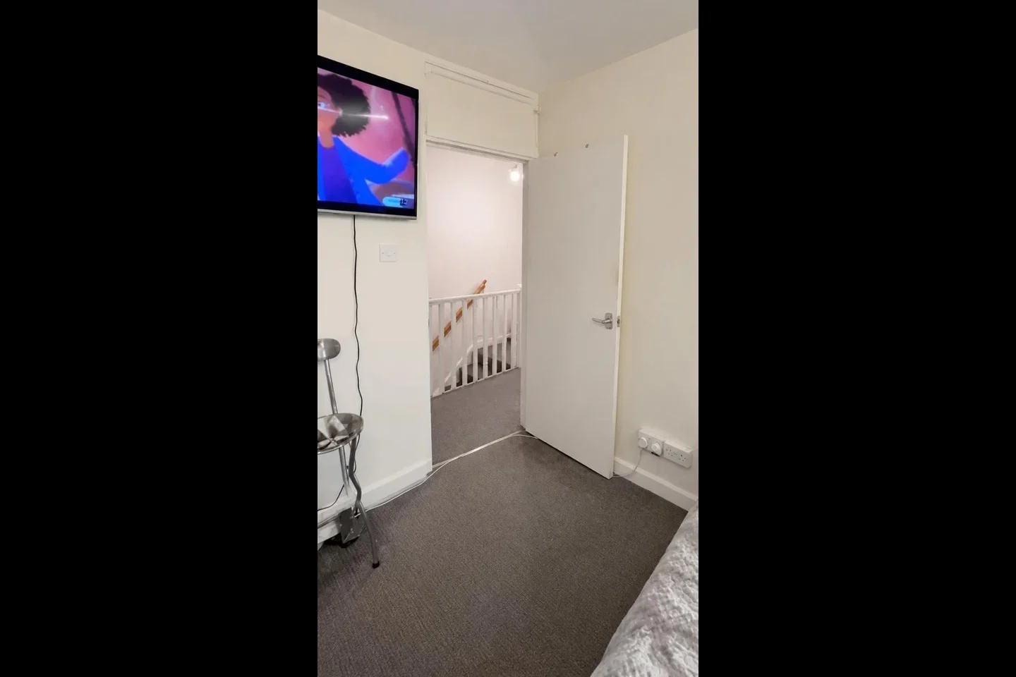 Room Oaks Avenue in Greater London