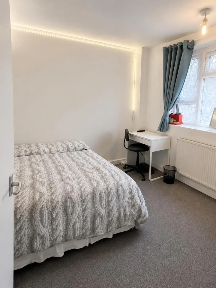 Room Oaks Avenue in Greater London