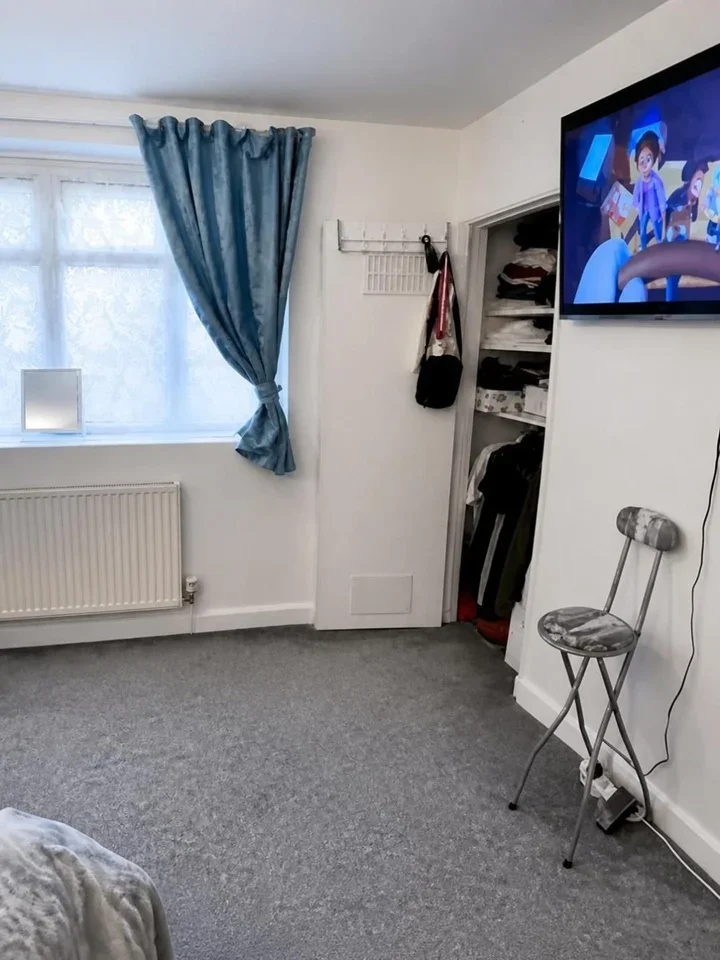 Room Oaks Avenue in Greater London