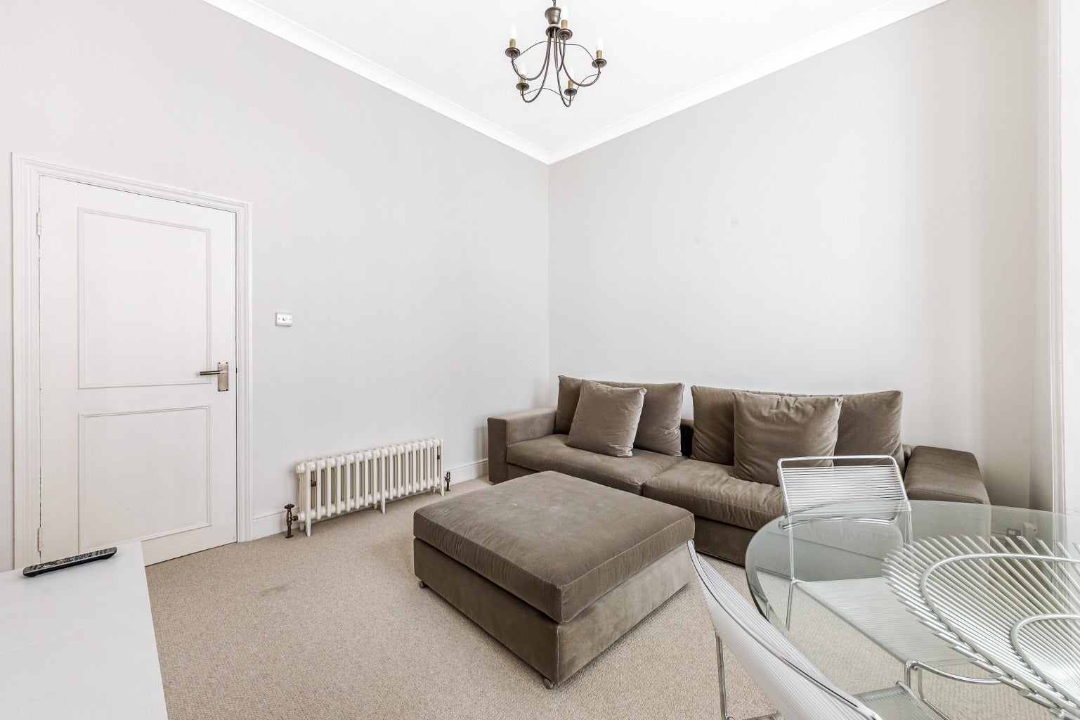 Flat Baron's Court Road in Greater London