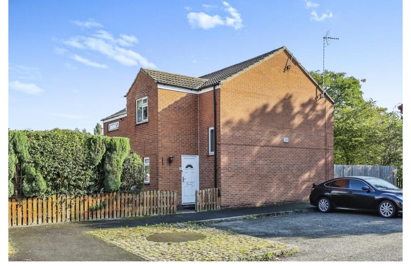 Room Garforth Close in Nottingham